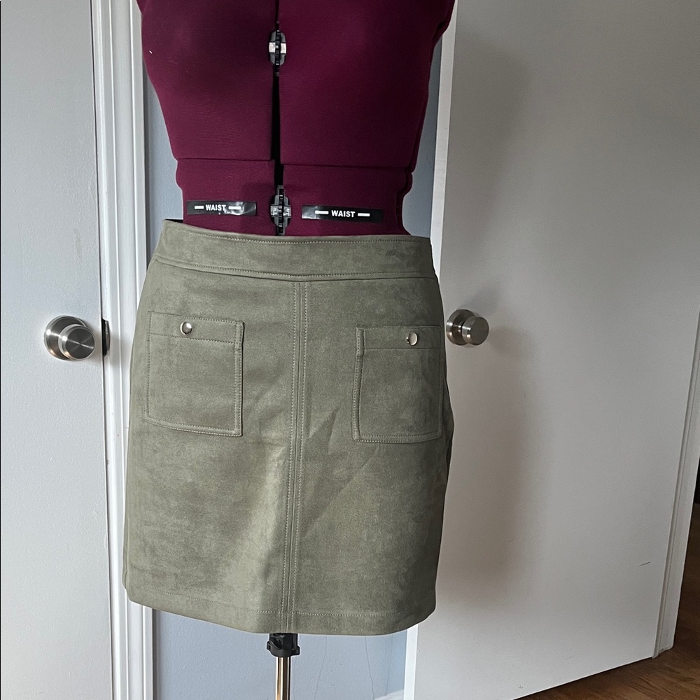 Chic Olive Mini Skirt with Front Pockets